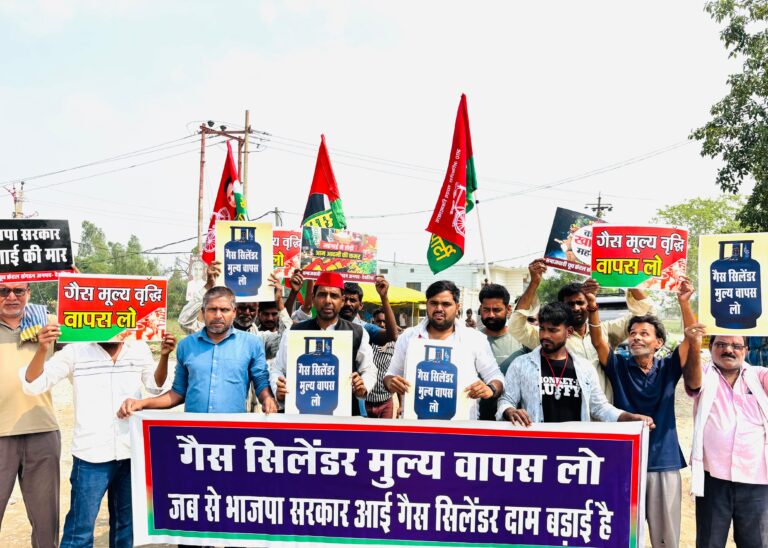 कामर्शियल गैैस सिलेंडर के दाम बढ़ाये जाने के विरोध में सपा ने किया प्रदर्शन
