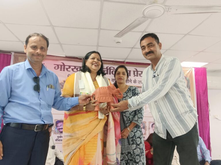 कवि सम्मेलन व मुशायरे में बही संवेदना और व्यंग्य की धारा बजती रही तालियां