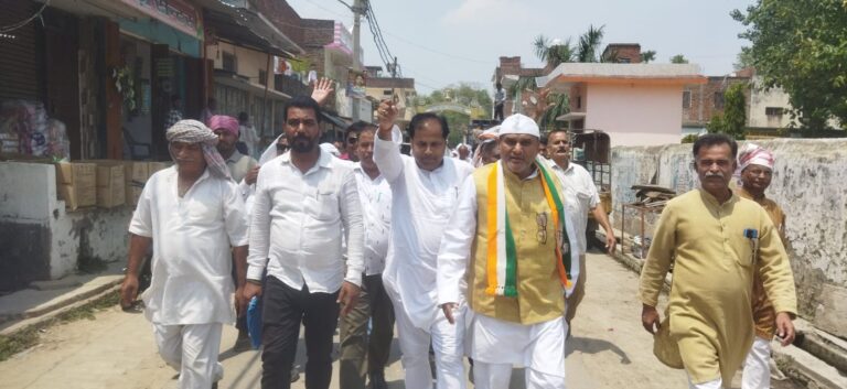 शमशान घाट के कायाकल्प को लेकर कांग्रेसियो का प्रदर्शन