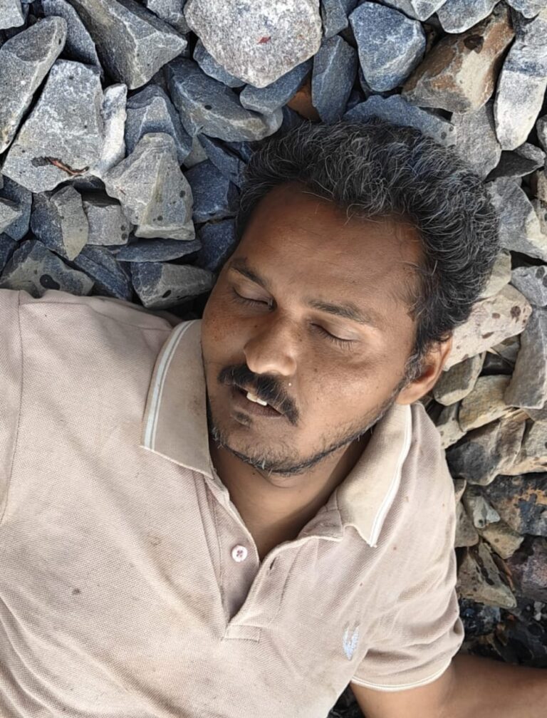 ट्रेन के सामने कूदकर युवक ने दी जान, मझौली राज निवासी बृजेश कुमार के रूप में हुई पहचान