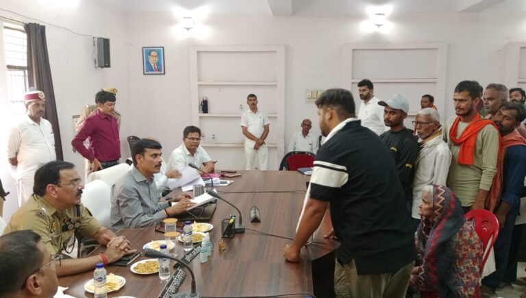 बैरिया तहसील में गूंजा जनता का दर्द, डीएम-एसपी ने दिए त्वरित कार्रवाई के निर्देश