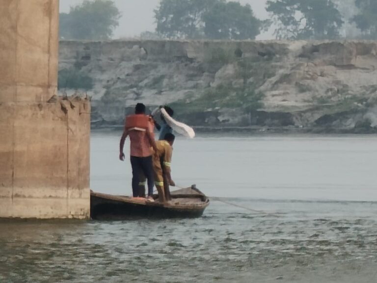 नदी में नहाते समय दो किशोर डूबे मचा कोहराम तलाश जारी