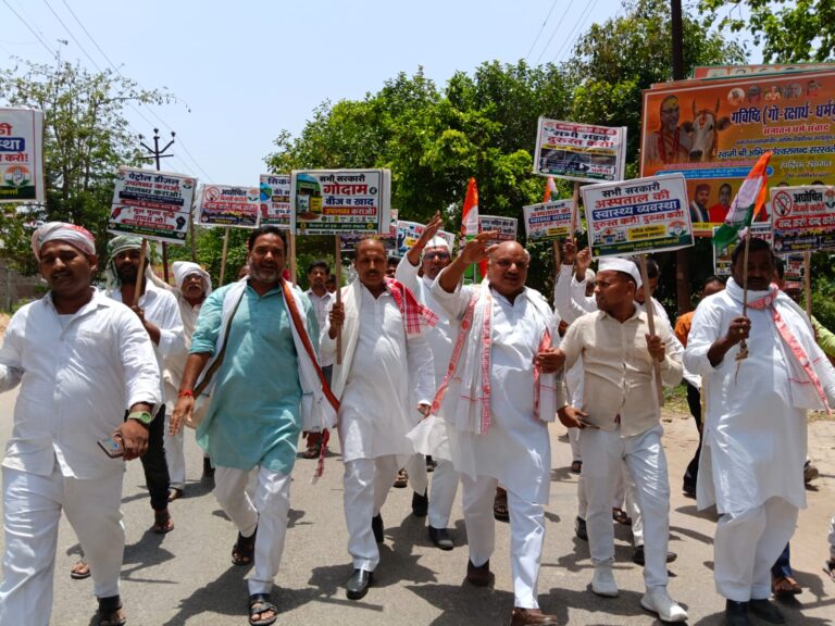 सिकन्दरपुर की जनसमस्याओं को लेकर कांग्रेस ने एसडीएम को सौंपा ज्ञापन