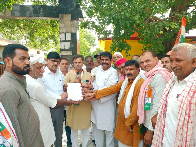 पेट्रोलियम पदार्थों के मूल्य वृद्धि महंगाई भ्र्ष्टाचार के खिलाफ सड़क पर उतरे कांग्रेसी,सौंपा ज्ञापन