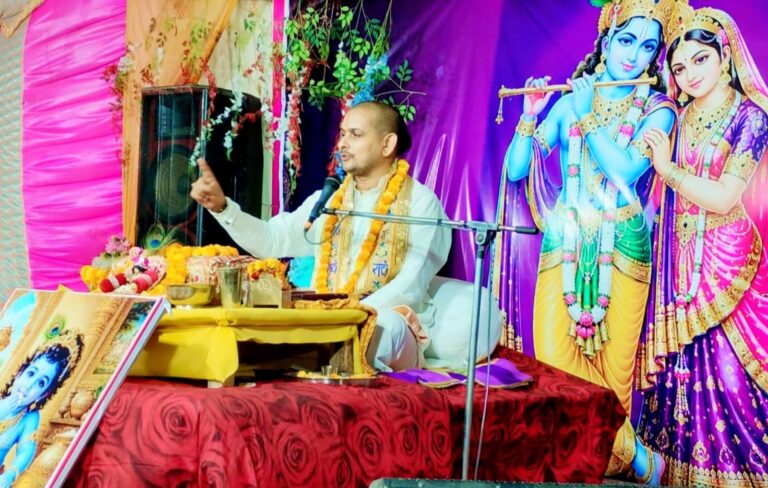 परसिया भगवती में भागवत कथा का आयोजन:महराज ने कृष्ण की मृद भक्षण लीला का किया वर्णन
