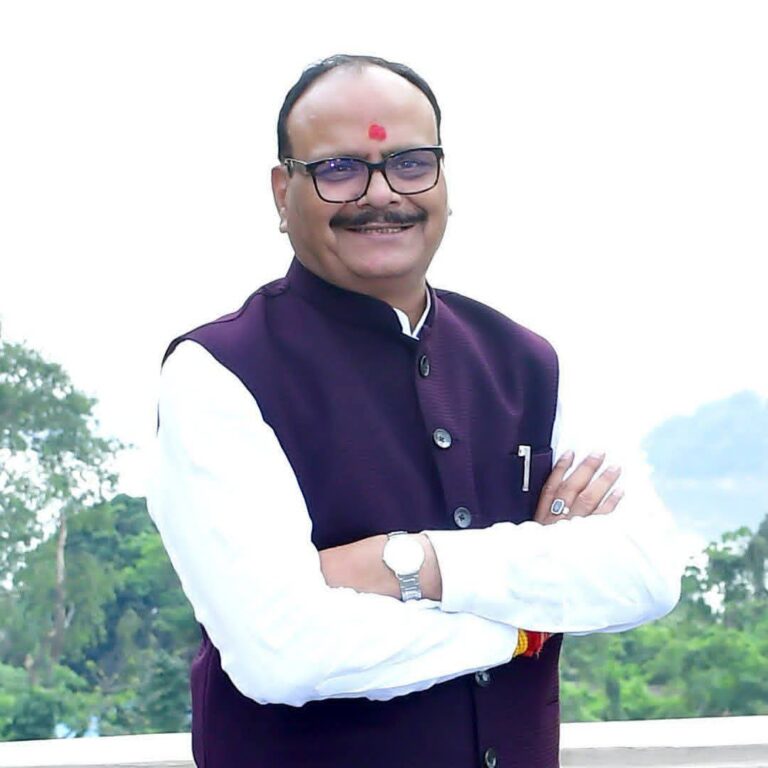 बस्ती स्वास्थ्य विभाग में तबादला नीति पर सवाल, 28 साल से एक जिले में जमे चीफ फार्मासिस्ट पर गंभीर आरोप