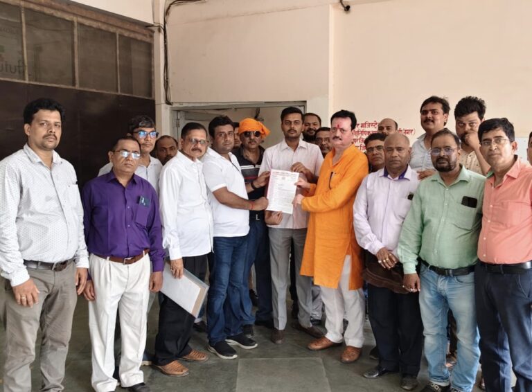 ऐतिहासिक बंदी में थमा गोरखपुर का दवा कारोबार, ऑनलाइन दवा बिक्री के खिलाफ व्यापारियों का प्रदर्शन