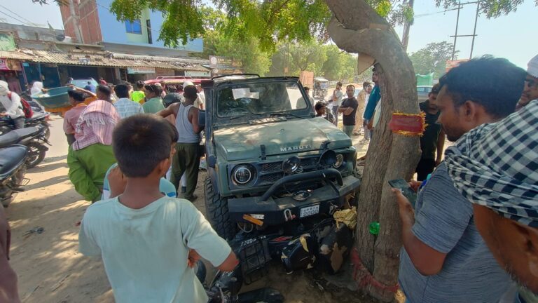 देवरिया में गैस सिलेंडर वितरित कर रहे हॉकर को तेज रफ्तार जिप्सी ने मारी टक्कर, गंभीर घायल