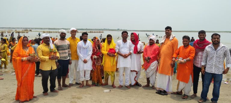 देवरिया: शिव प्रतिमा स्थापना के उपलक्ष्य में निकली भव्य कलश यात्रा, हर-हर महादेव के जयकारों से गूंजा क्षेत्र