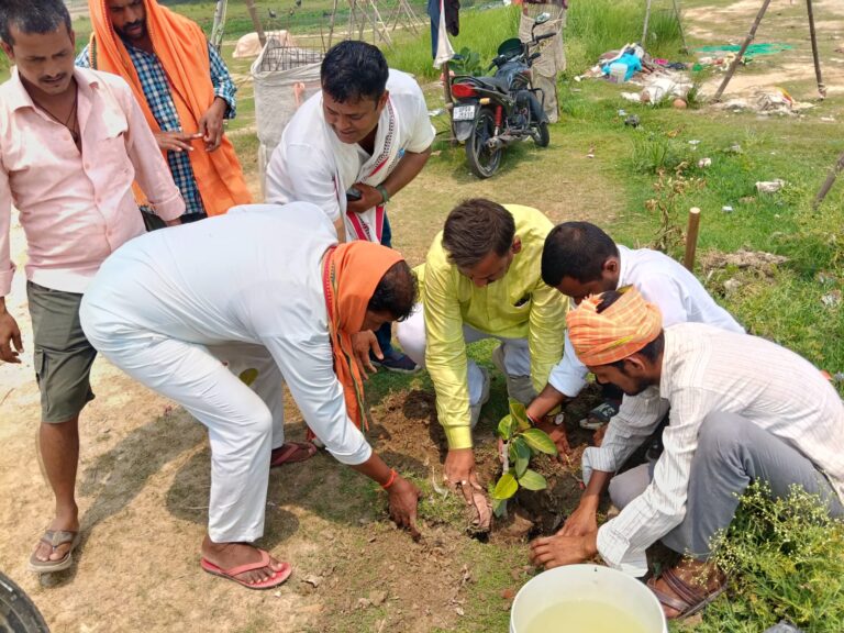 ‘एक पेड़ माँ के नाम’ अभियान के तहत कबीर चौरा परिसर में हुआ वटवृक्षारोपण