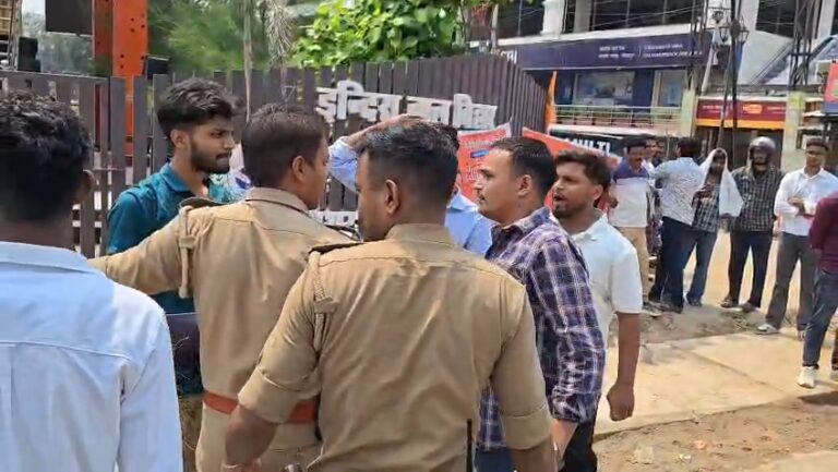 गोरखपुर में केंद्रीय मंत्री धर्मेंद्र प्रधान के खिलाफ प्रदर्शन, पुतला दहन की कोशिश नाकाम