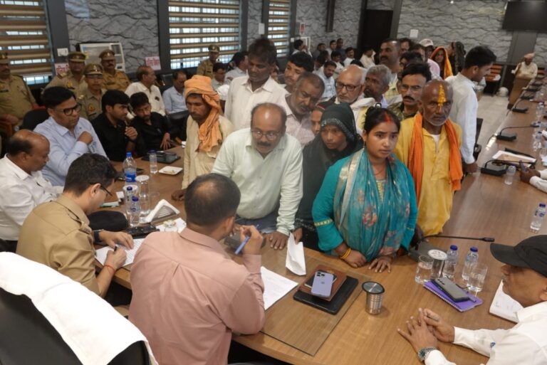 समाधान दिवस में डीएम सख्त, दो कानूनगो व दो लेखपालों से मांगा स्पष्टीकरण