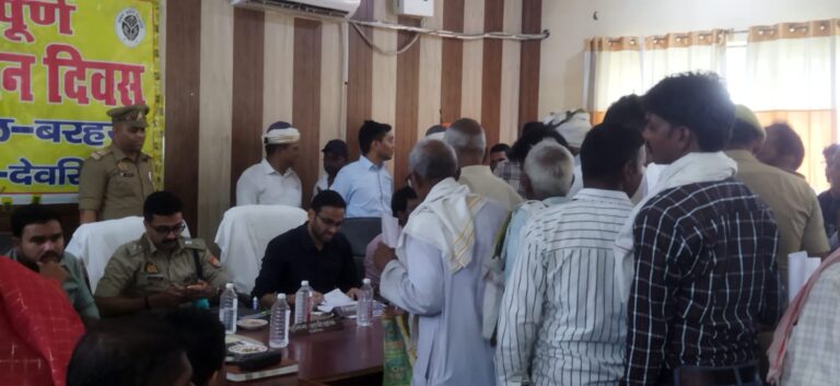 संपूर्ण समाधान दिवस में डीएम ने सुनीं जनसमस्याएं चार अधिकारियों को नोटिस
