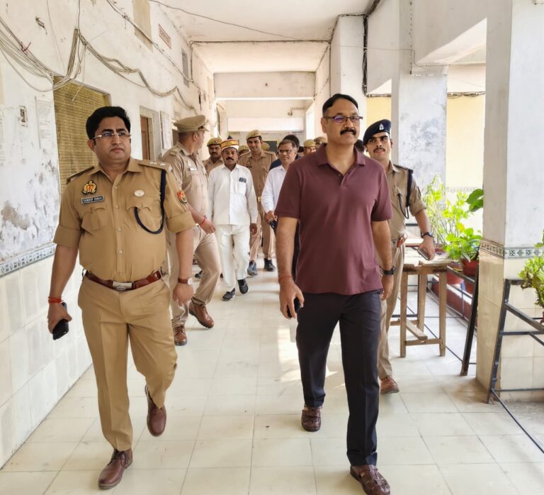 पुलिस भर्ती परीक्षा केंद्रों का डीएम व एसपी ने किया औचक निरीक्षण