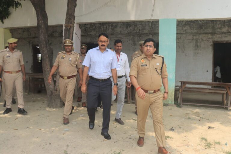 पुलिस भर्ती परीक्षा की पारदर्शिता सुनिश्चित करने को डीएम-एसपी ने किया औचक निरीक्षण