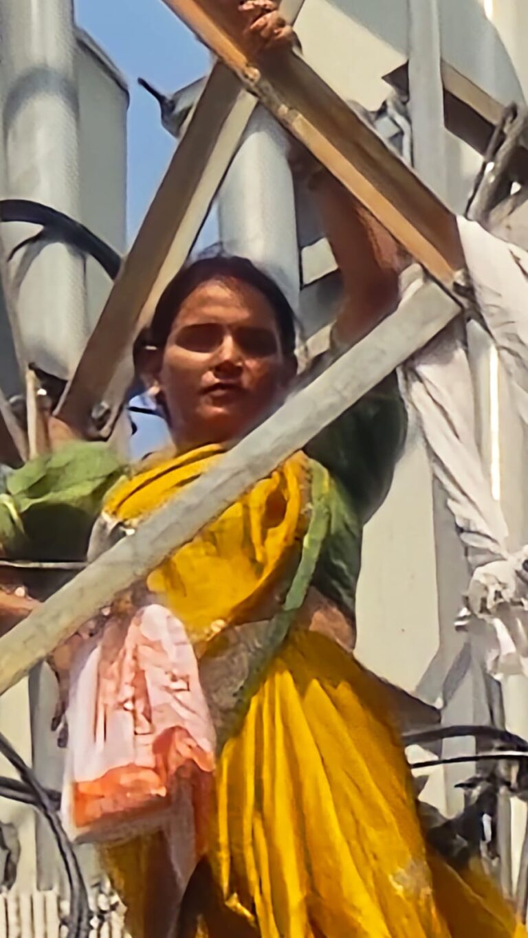 मोबाइल टावर पर चढ़ी महिला से मचा हड़कंप