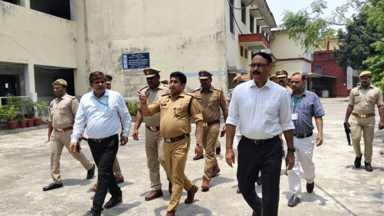 पुलिस भर्ती परीक्षा की शुचिता पर प्रशासन सख्त, डीएम-एसपी ने केंद्रों का किया औचक निरीक्षण
