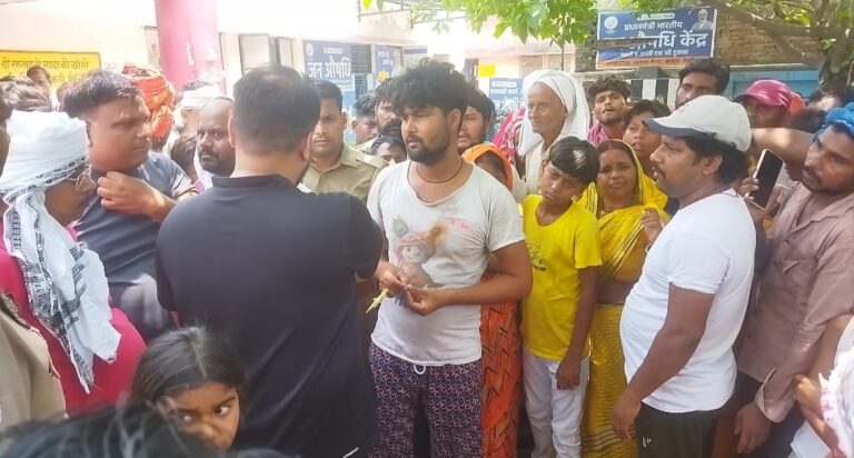 प्रसूता की मौत को लेकर सीएचसी बरहज पर हंगामा, परिजनों ने लगाया लापरवाही का आरोप