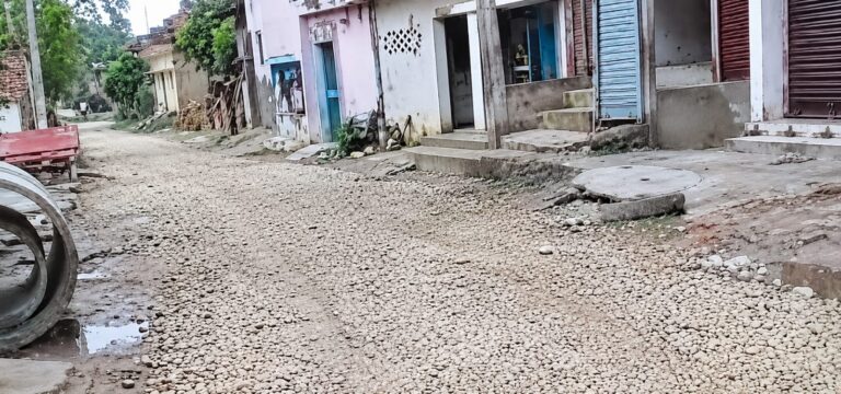 बूधा-सरैया मार्ग का निर्माण कार्य अधूरा, गिट्टी बिछाने के बाद एक माह से रुका काम