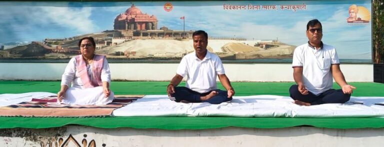 योग से स्वस्थ भारत के निर्माण का संकल्प, डीडीयू विश्वविद्यालय में भव्य योगाभ्यास कार्यक्रम आयोजित