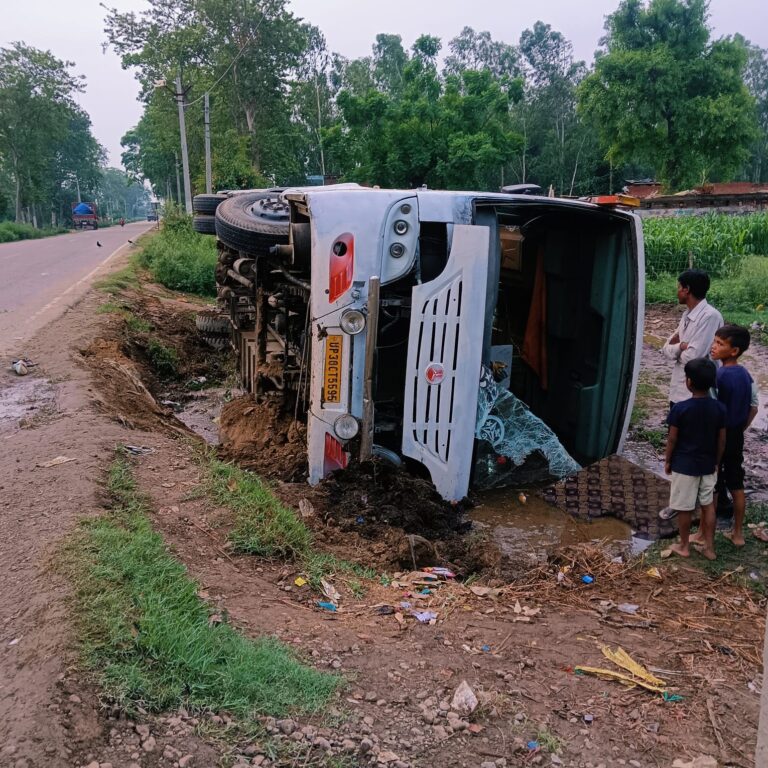 मनौना धाम जा रही श्रद्धालुओं से भरी बस खाई में पलटी 30 घायल