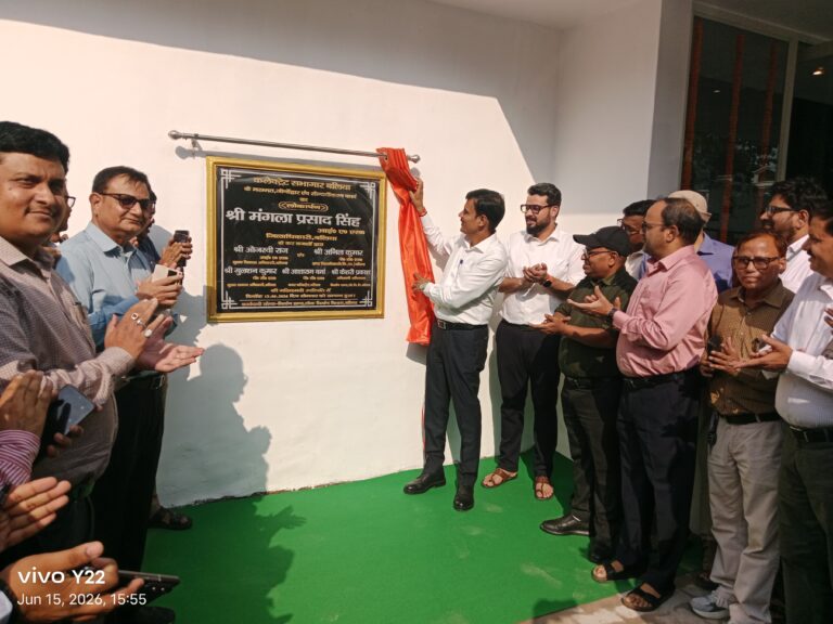 बलिया में आधुनिक सुविधाओं से लैस नव निर्मित कलेक्ट्रेट सभागार भवन का डीएम मंगला प्रसाद सिंह ने किया लोकार्पण