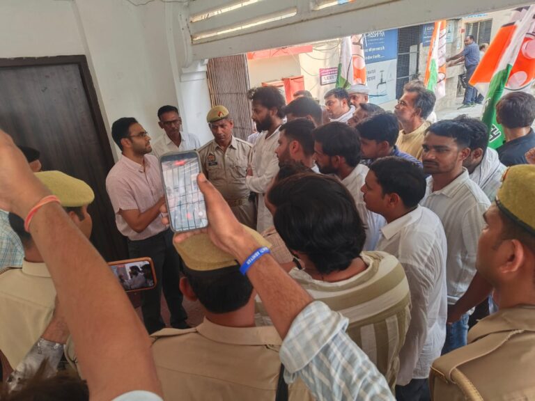 शिवानंद चौरसिया के शव को समय से मंगाने को लेकर कांग्रेसियों ने जिलाधिकारी से तीखी बहस के बाद सौंपा ज्ञापन