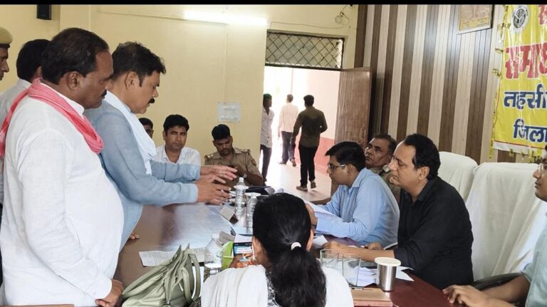 पकड़े गए सड़क पर खड़े ट्रकों एवं स्कूल के बगल से शराब की दुकानको हटाने की उठी मांग