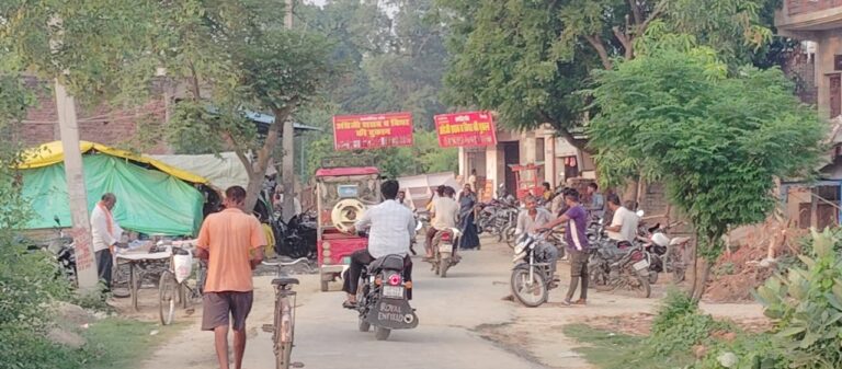 आबादी और कोटही माता मंदिर के बीच संचालित शराब की दुकानों पर ग्रामीणों का विरोध