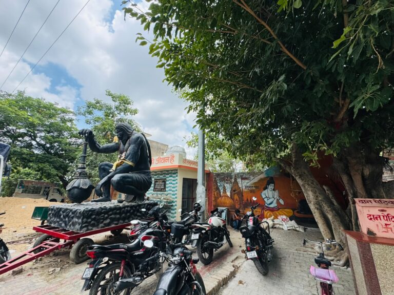 भीषण गर्मी में प्यासा हनुमान घाट: नगर पालिका का पेयजल केंद्र बंद, श्रद्धालु और राहगीर परेशान