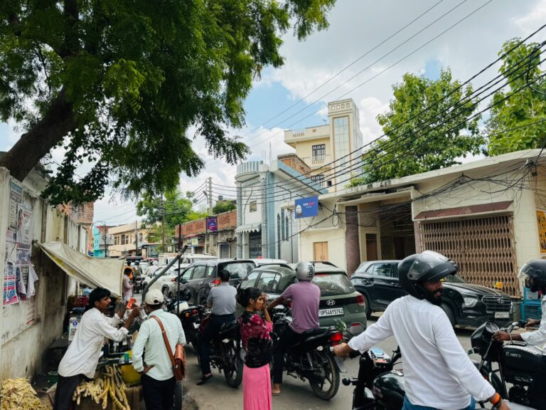 टीईटी परीक्षा के चलते डीएवी स्कूल के पास लगा जाम, आर्य समाज मार्ग पर घंटों रेंगते रहे वाहन