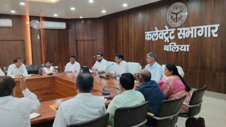 सीएम डैशबोर्ड समीक्षा में डीएम सख्त, धीमी प्रगति पर अधिकारियों को फटकार
