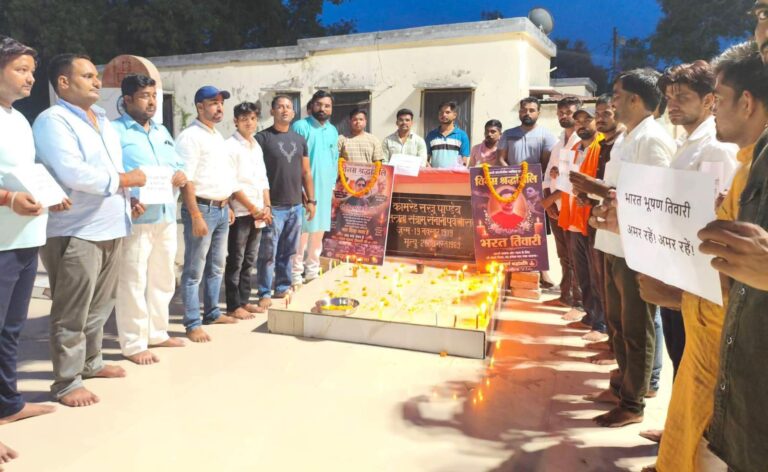 भरत तिवारी को कैंडिल जलाकर दी श्रद्धांजलि, न्याय नहीं मिलने पर आंदोलन तेज करने की चेतावनी
