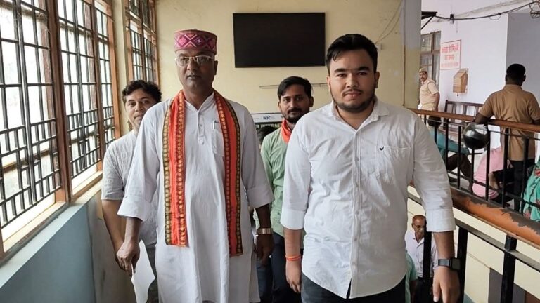 शीतला धाम की मूल प्रतिमा हटाने का विरोध, हिंदू जागरण समिति ने डीएम को सौंपा ज्ञापन