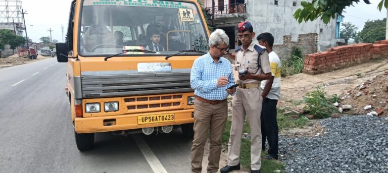 मिशन सेफ फ्यूचर के तहत चला स्कूली वाहनों का चेकिंग अभियान, तीन का चालान, पंजीयन समाप्त वाहन बंद