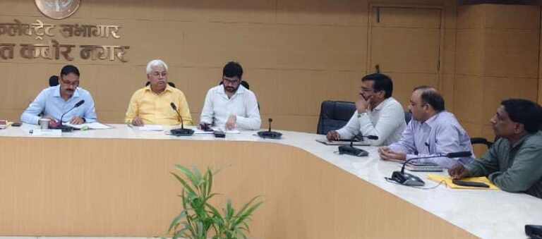 डीएम ने उर्वरक वितरण व्यवस्था की समीक्षा की, तीन दिन में समितियों तक खाद पहुंचाने के निर्देश