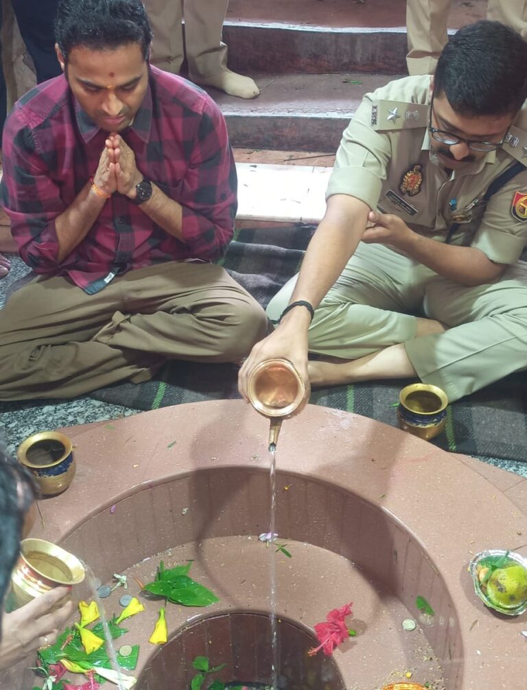 सावन से पहले डीएम-एसपी ने बाबा दुग्धेश्वर नाथ मंदिर में किया जलाभिषेक
