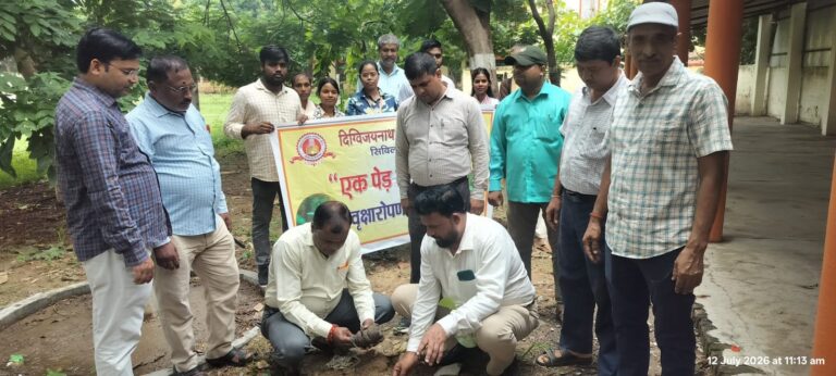 एक पेड़ मां के नाम: दिग्विजयनाथ पीजी कॉलेज गोरखपुर में वृहद वृक्षारोपण अभियान, पर्यावरण संरक्षण का लिया संकल्प