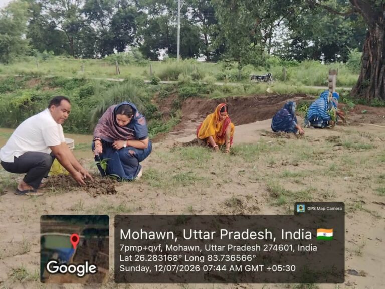 एक पेड़ माँ के नाम अभियान: देवरिया के बालू छापर में वृहद पौधरोपण, पर्यावरण संरक्षण का लिया संकल्प