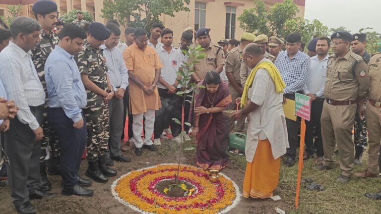 महराजगंज में ‘एक पेड़ मां के नाम’ अभियान के तहत 32.38 लाख पौधों का रोपण, हरिशंकरी परंपरा से दिया पर्यावरण संरक्षण का संदेश