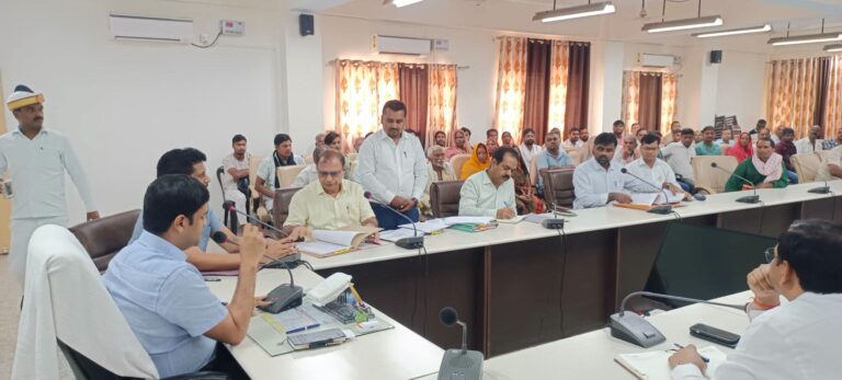 दोहरीघाट–मधुबन मार्ग चौड़ीकरण से प्रभावित किसानों के साथ जिलाधिकारी ने की बैठक