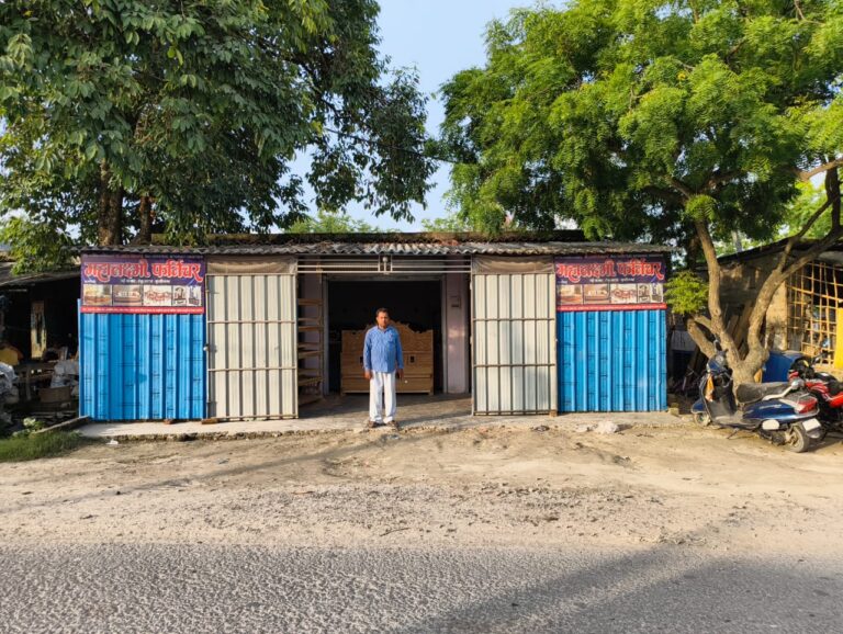 PMEGP Scheme Kushinagar: मजदूर से उद्योगपति बने अशोक विश्वकर्मा, 30 लोगों को मिला रोजगार