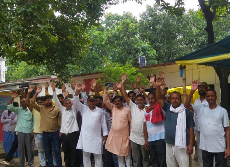 अवर अभियंता के आश्वासन पर कांग्रेसियो ने श्रमदान वापस लिया