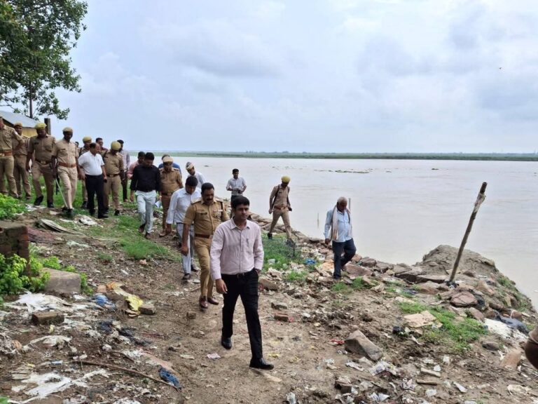 बाढ़ पूर्व तैयारियों का जिलाधिकारी ने किया स्थलीय निरीक्षण