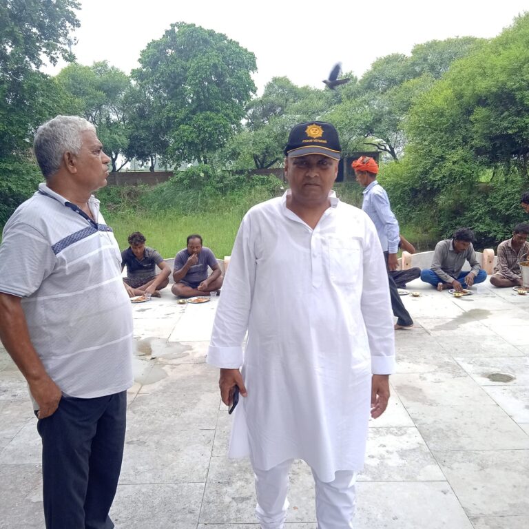 देवरिया: शहीद कैप्टन अंशुमान सिंह की तीसरी पुण्यतिथि पर देवरहवा बाबा आश्रम में विशाल भंडारा, उमड़ी श्रद्धालुओं की भीड़