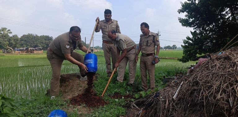 अवैध शराब के ठिकानों पर छापेमारी, छह लीटर कच्ची शराब बरामद