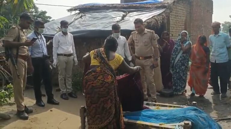 घर के बाहर सो रही महिला की धारदार हथियार से हत्या, गांव में सनसनी