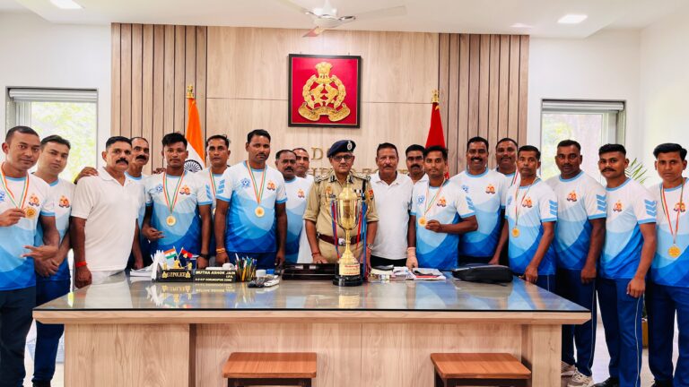 गोरखपुर जोन पुलिस फुटबॉल टीम बनी चैंपियन जीता गोल्ड मेडल