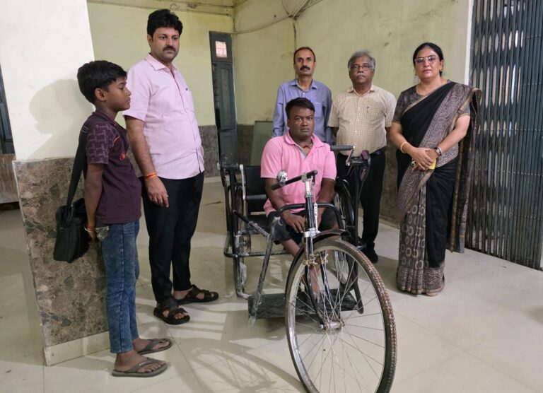 डीडीयू ने दिव्यांग पूर्व छात्र को दी ट्राइसाइकिल, आत्मनिर्भरता की पहल को मिला बल