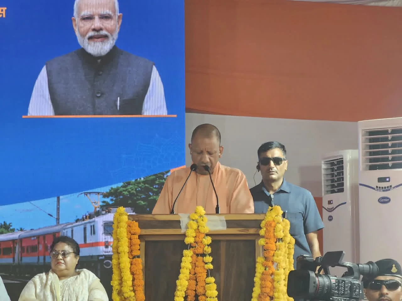 विरासत का नया अध्याय: मुख्यमंत्री योगी आदित्यनाथ ने रुपईडीहा-वाराणसी ट्रेन को दिखाई हरी झंडी, नेपालगंज रोड से चली काशी विश्वनाथ के दरबार तक रेल